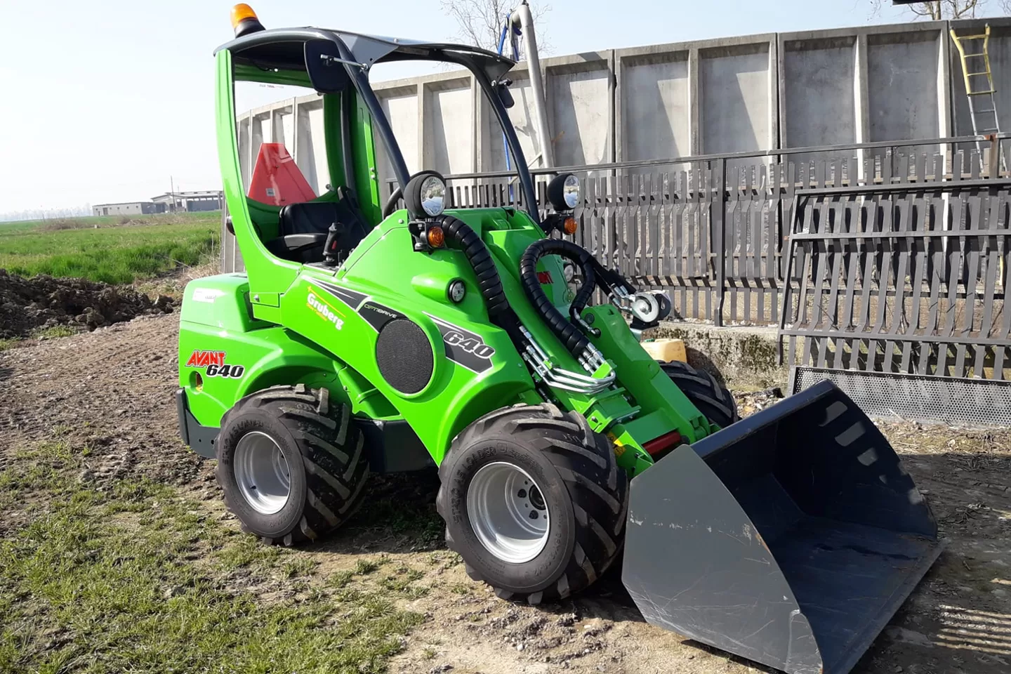 noleggio pale e minipale minipala compatta multifunzione avant targato als868 gommata diesel